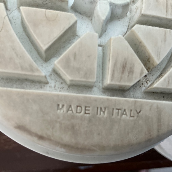 Louis Vuitton Sneaker - Picture 10 of 10